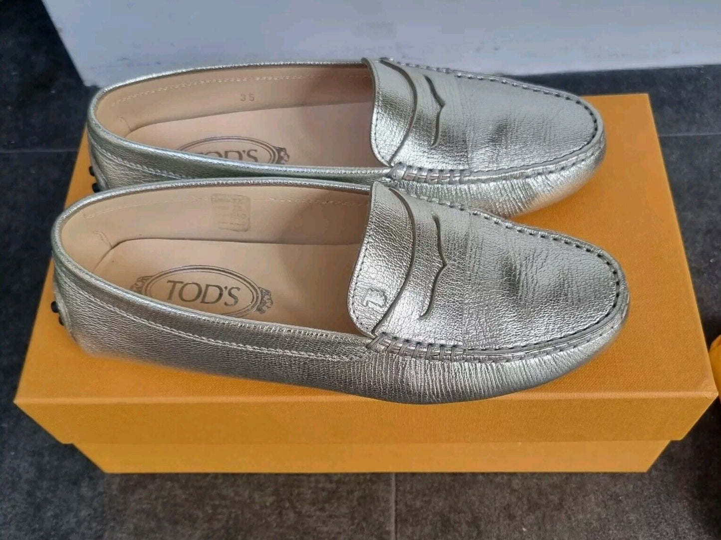 BNWT Tod's Gommini Mocassino Limited Edition Women's Silver Loafers Size 35