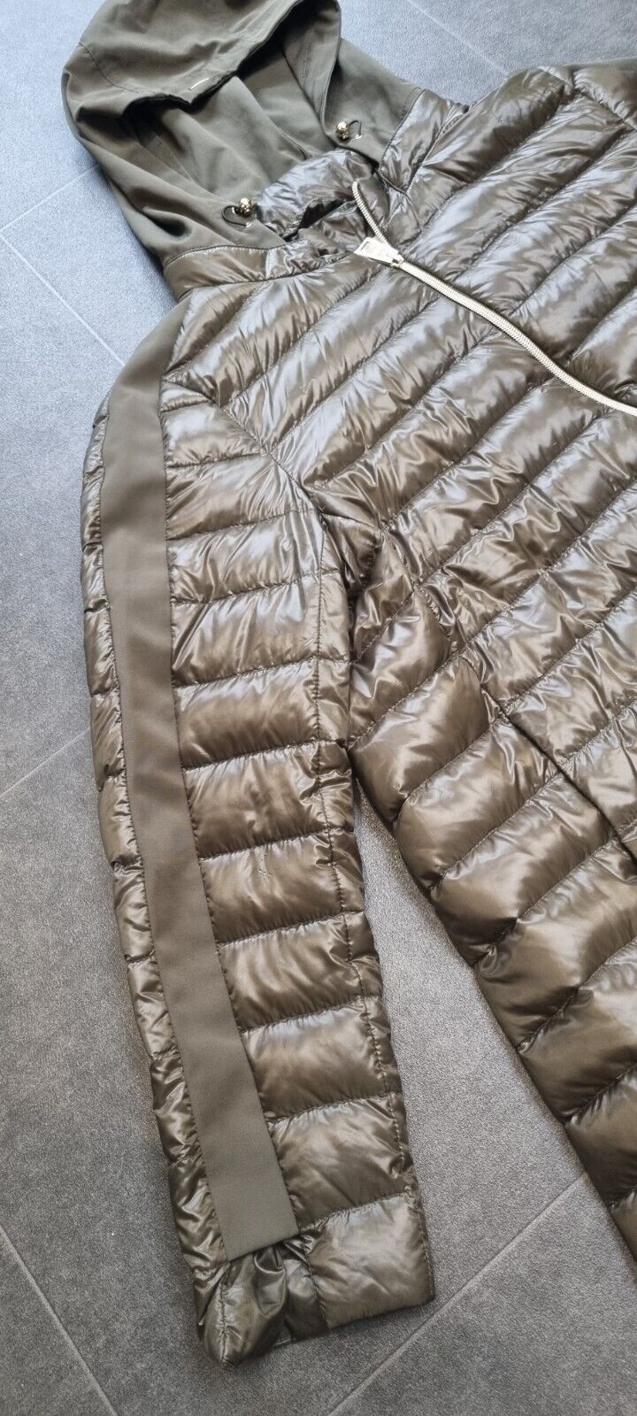 Herno Ultra Lightweight Shiny Olive Green Jacket With Removable Hood Size 48
