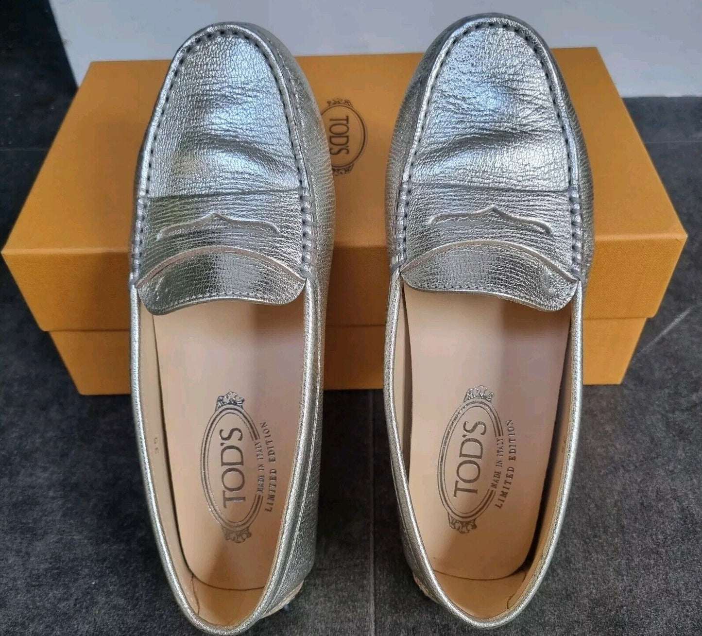 BNWT Tod's Gommini Mocassino Limited Edition Women's Silver Loafers Size 35