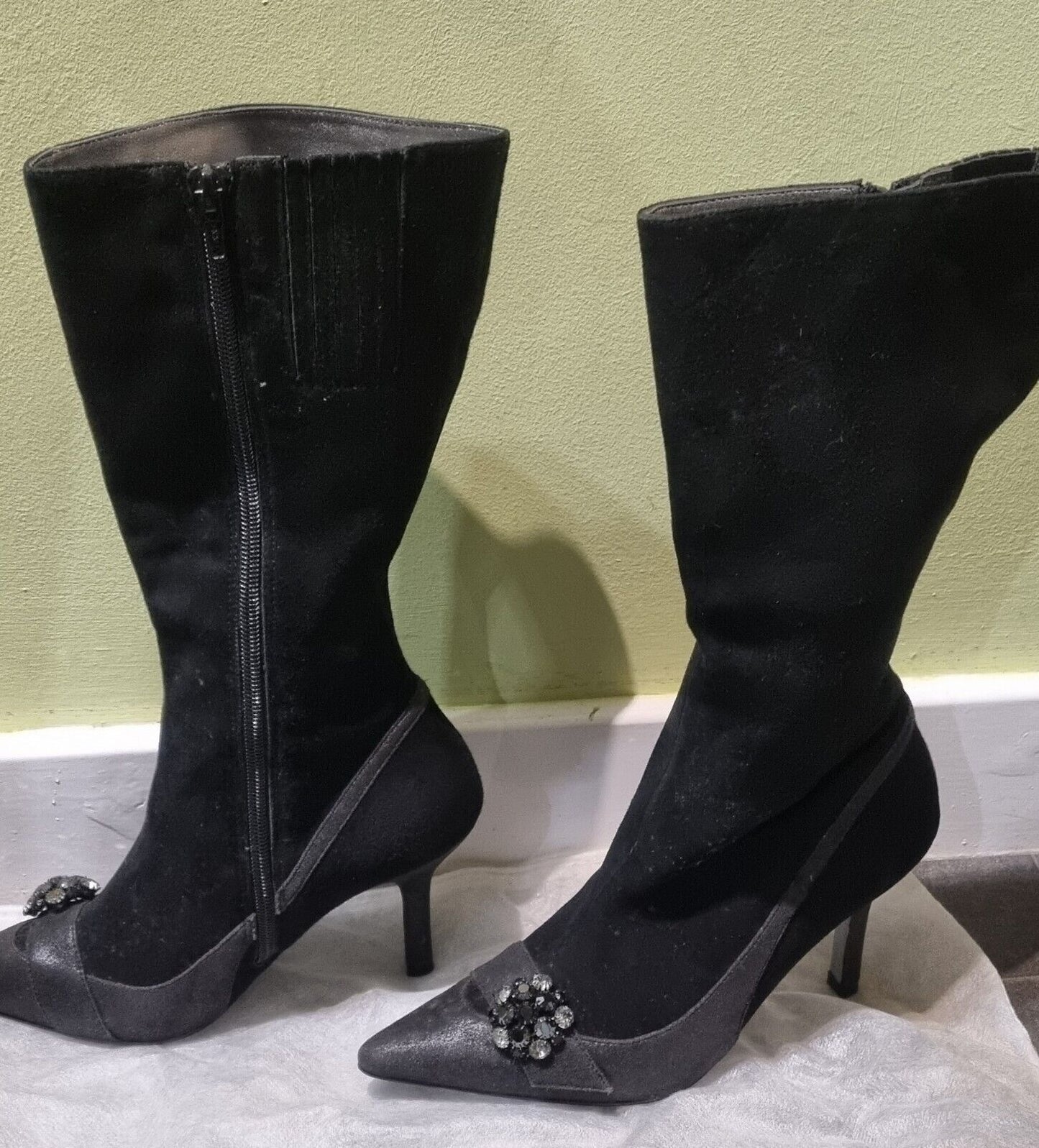 Gorgeous Bourne Women's Black Suede Kitten Healed Boots Size 36