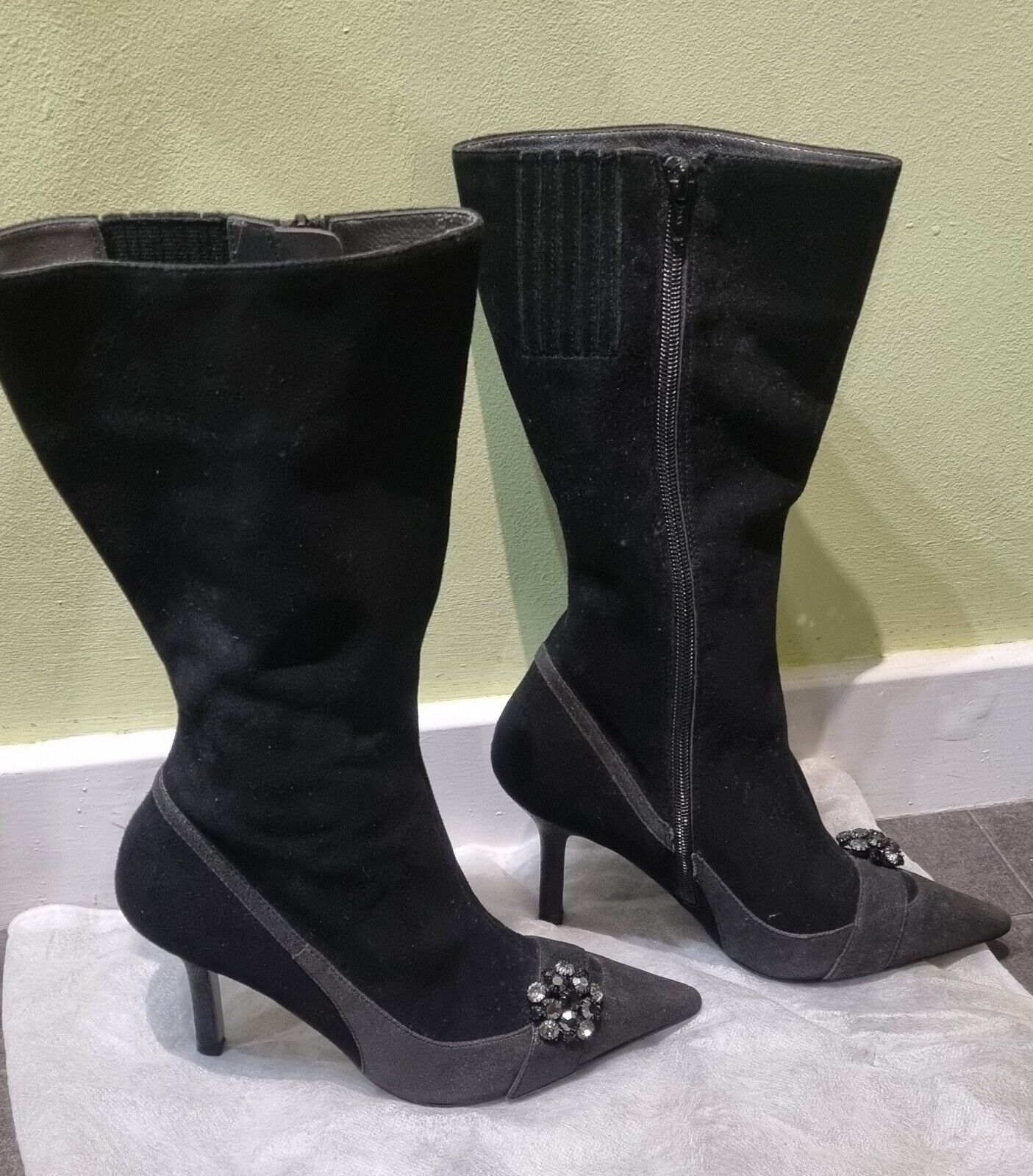 Gorgeous Bourne Women's Black Suede Kitten Healed Boots Size 36