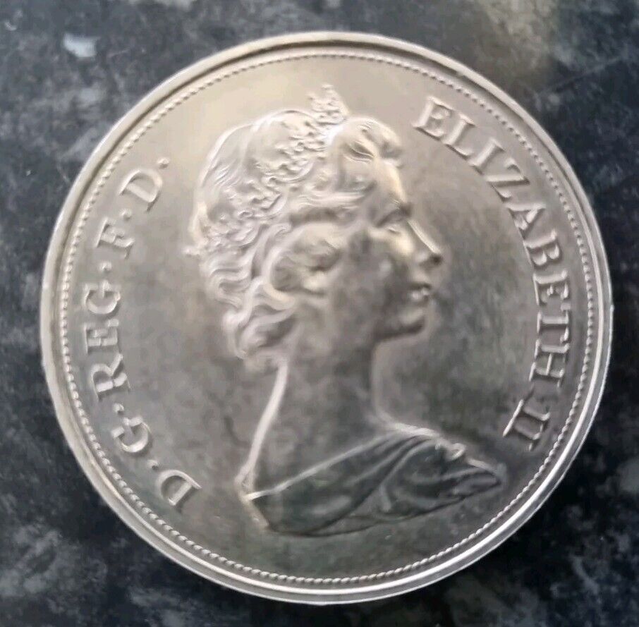 Elizabeth And Philip In Honour Of 25th Wedding Anniversary Minted Coins 1972 X3