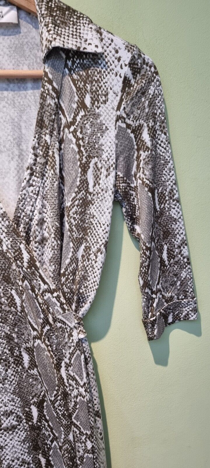 Diane Von Furstenberg Women's Long Snakeskin Design 100% Silk Wrap Over Dress O
