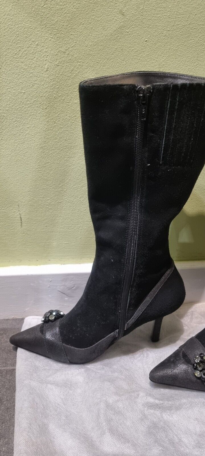 Gorgeous Bourne Women's Black Suede Kitten Healed Boots Size 36
