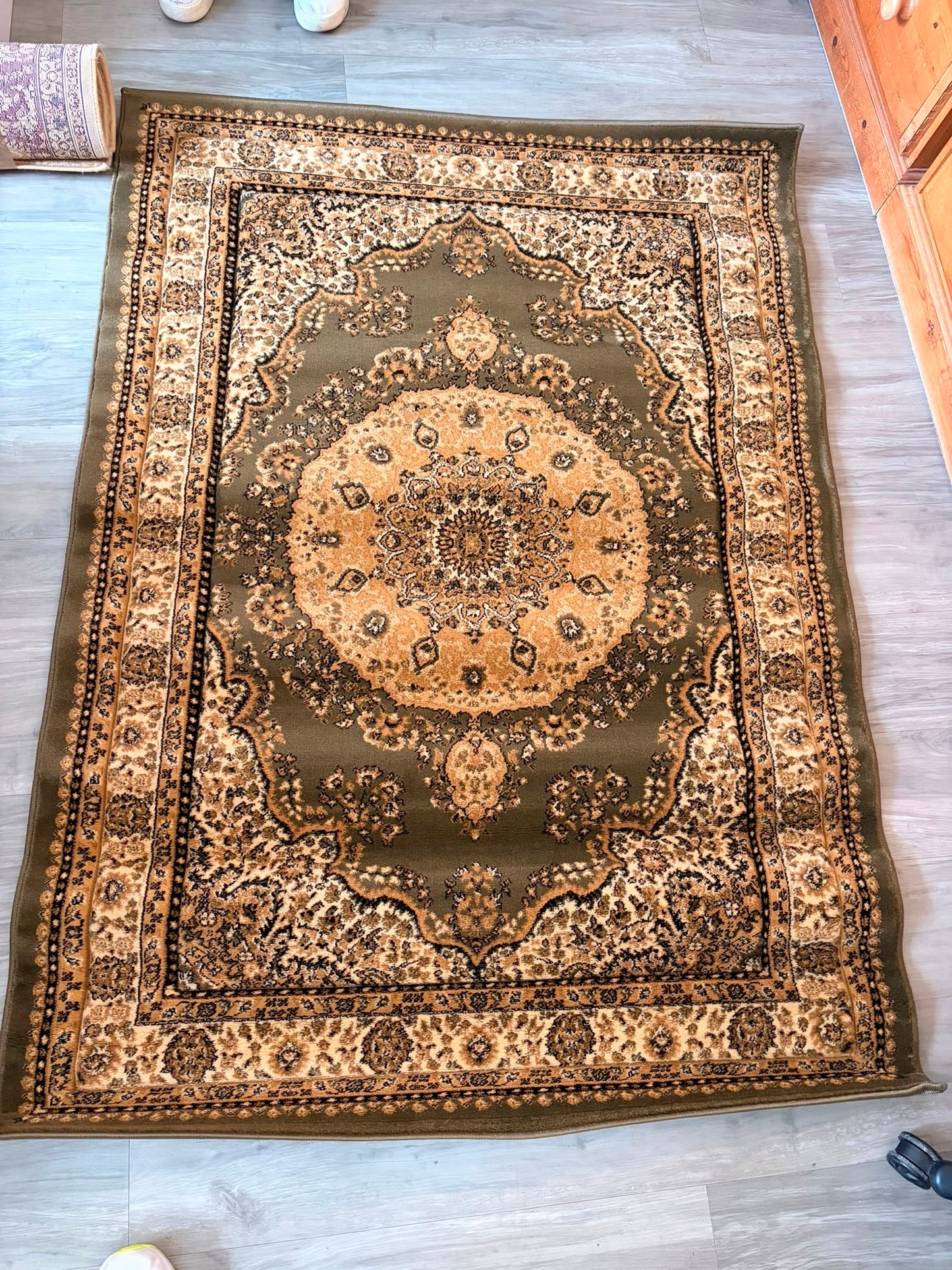 Heritage Traditional Green & Ivory Rug