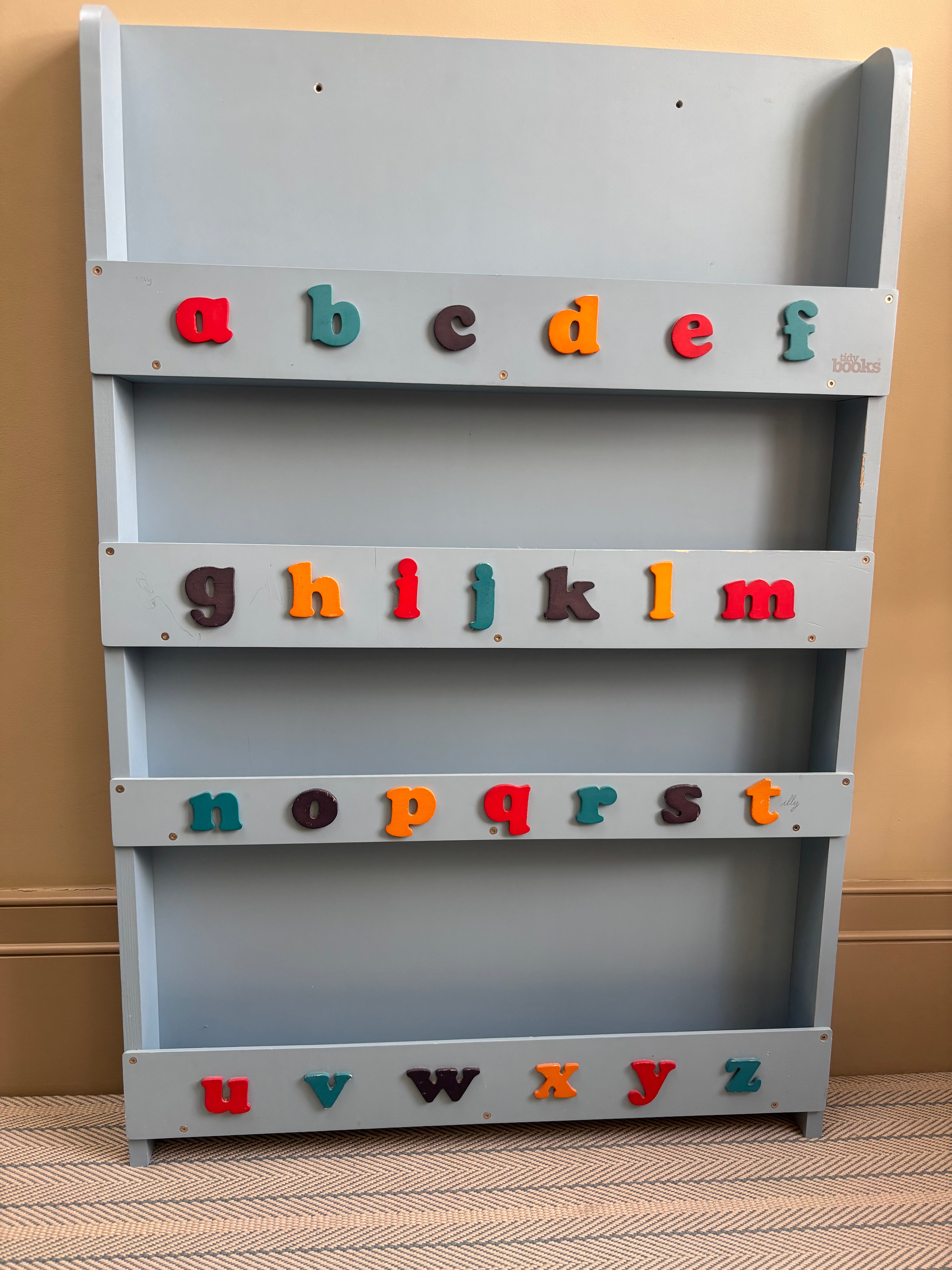 Alphabet Tidy Book Shelf – Clutterstock