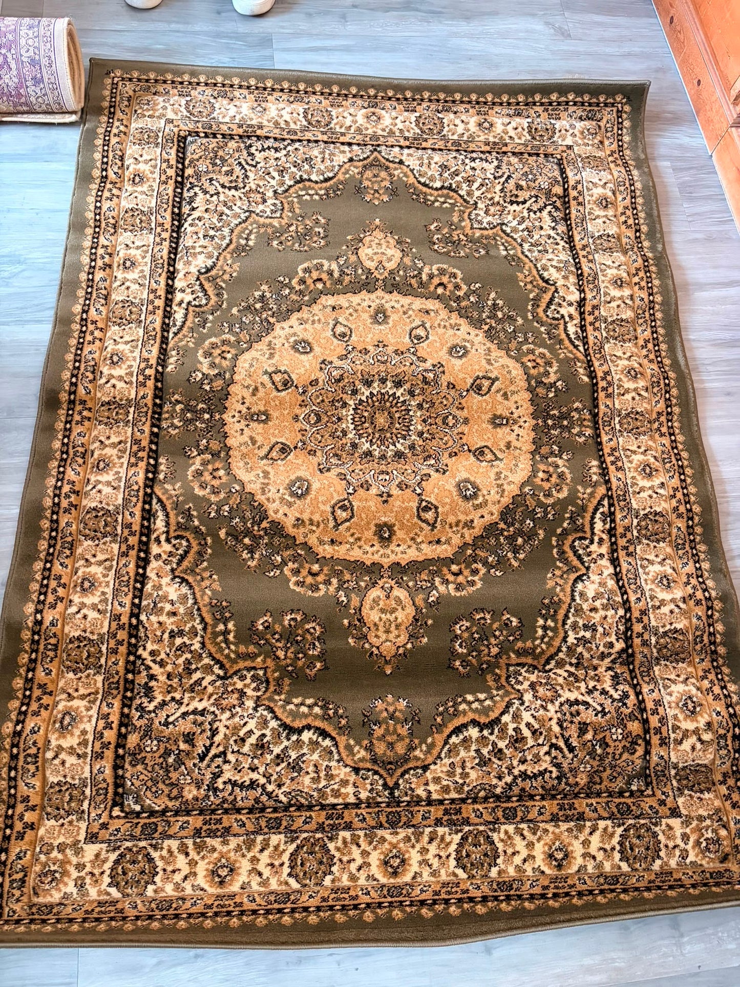 Heritage Traditional Green & Ivory Rug