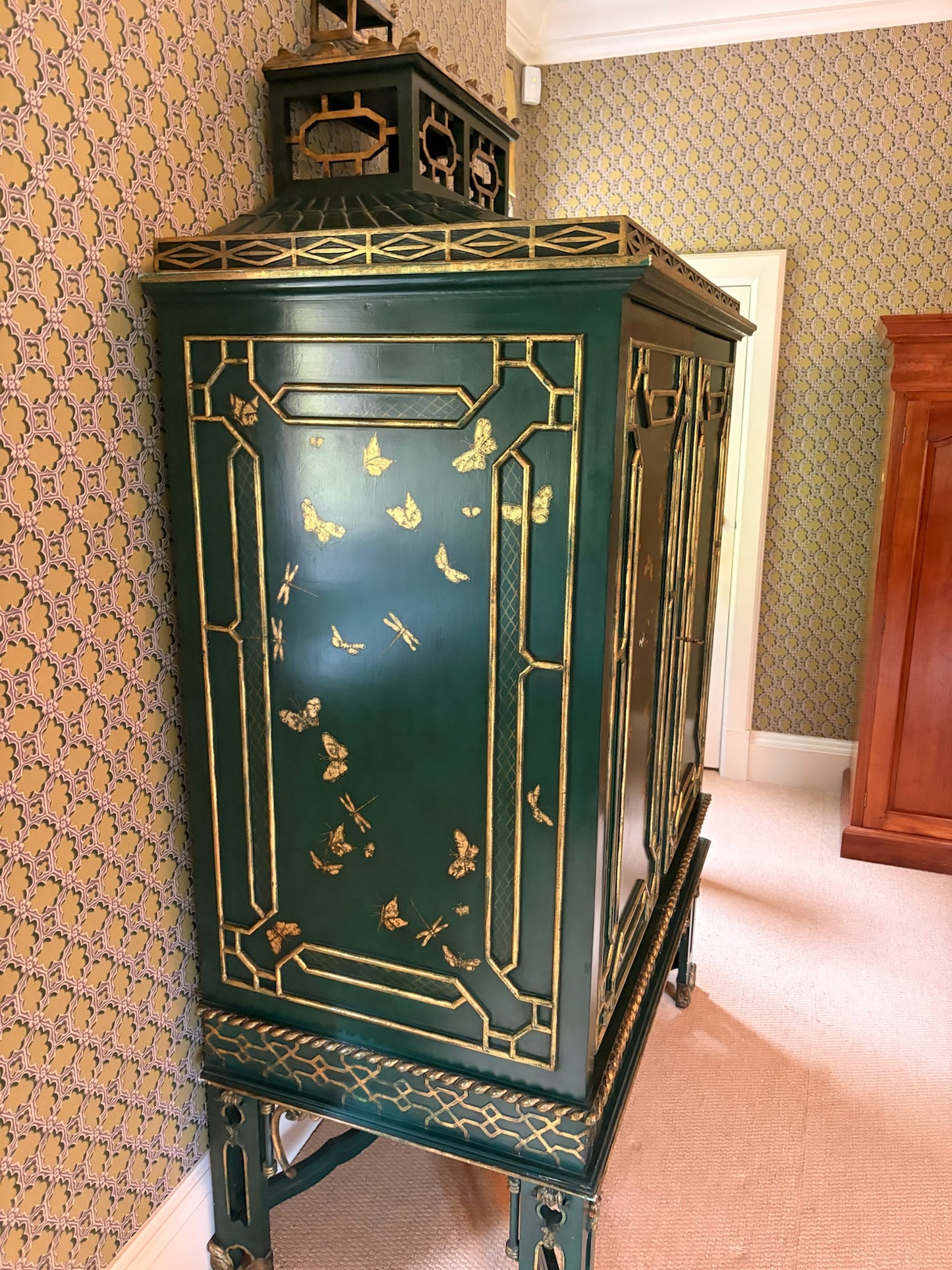 Dark Green Chinoiserie Cabinet with Gold Decoration
