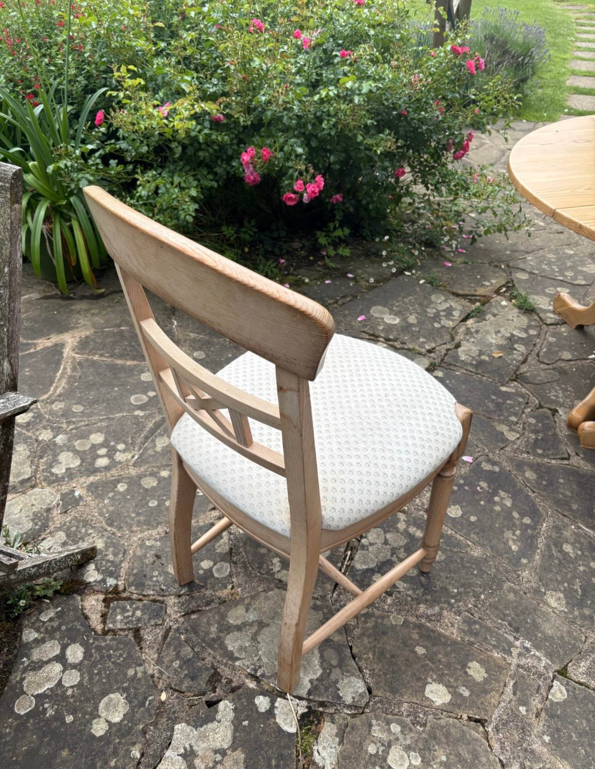 Round Wooden Kitchen Table with Sleeve